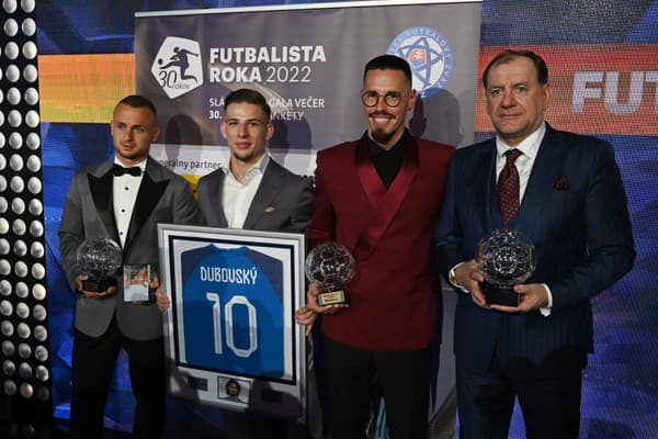 Zľava Stanislav Lobotka, Tomáš Suslov, Marek Hamšík a tréner ŠK Slovan Bratislava Vladimír Weiss st., ktorý získal Cenu Tréner roka.