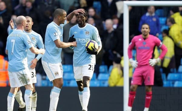 Emmanuel Adebayor oslavuje gól v drese Manchestru City. 