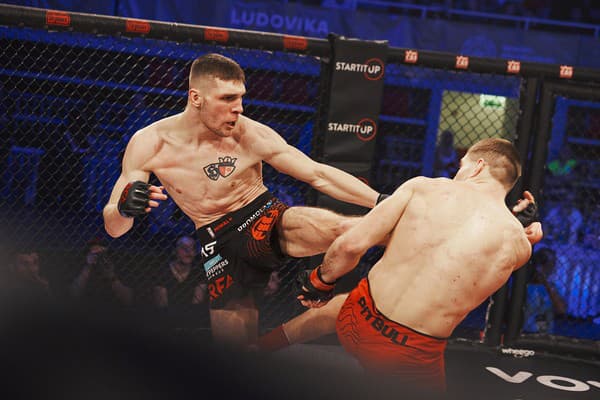 Nádejný MMA bojovník Adam Dvořáček nemal doposiaľ medzi profesionálmi žiadny zápas.