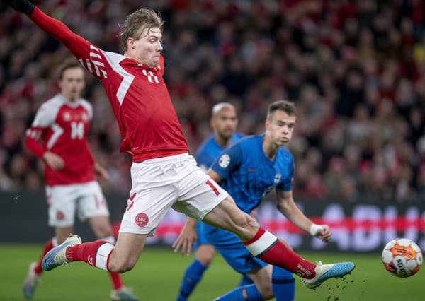 Dánsko zvíťazilo v severskom derby nad Fínskom 3:1 vďaka hetriku Rasmusa Hojlunda (vľavo).