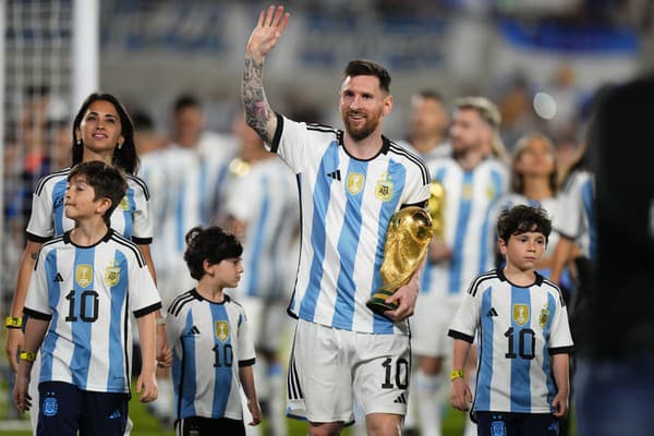Lionel Messi strelil 800. gól a vyšperkoval oslavy v Argentíne po zlate z MS.