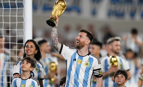 Lionel Messi strelil 800. gól a vyšperkoval oslavy v Argentíne po zlate z MS.