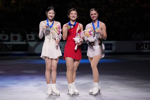 Japonská krasokorčuliarka Kaori Sakamotová (v strede) obhájila titul majsterky sveta v súťaži sólistiek.