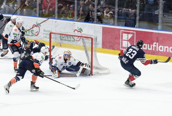 Na snímke vpravo Brant Harris (HC Slovan Bratislava) strieľa druhý gól.