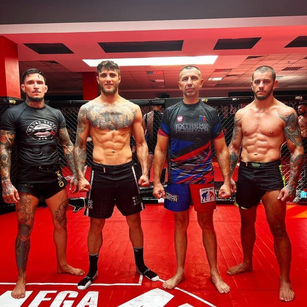 Zosnulý Iuri Lapicus (vpravo) si zatrénoval aj po boku zápasníkov Oktagon MMA - Marek Bartl (vľavo) a Ian Surdu (druhý zľava). 