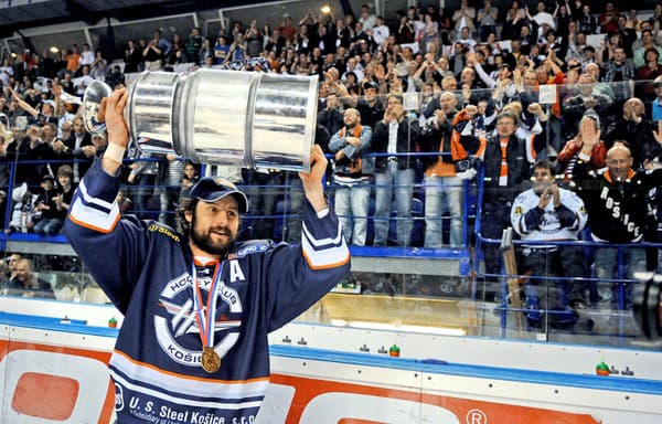S POHÁROM: Rudo v minulosti získal dva tituly v hokeji.