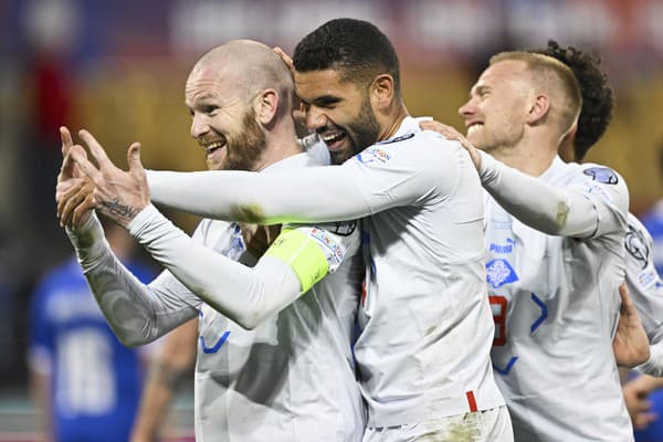 Islandský hráč Aron Gunnarsson (vľavo) oslavuje so spoluhráčmi po tom, ako strelil hetrik.