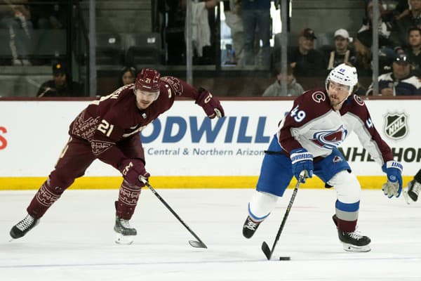 Miloš Kelemen (vľavo) a Samuel Girard počas zápasu NHL. 