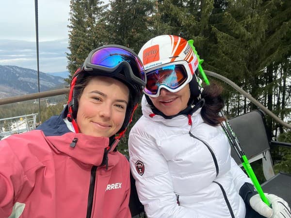 Petra Vlhová si po sezóne užila lyžovačku s mamou Zuzanou.