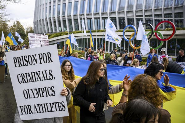 Takto nedávno ľudia protestovali proti účasti ruských a bieloruských športovcov pred sídlom MOV vo švajčiarskom Lausanne.