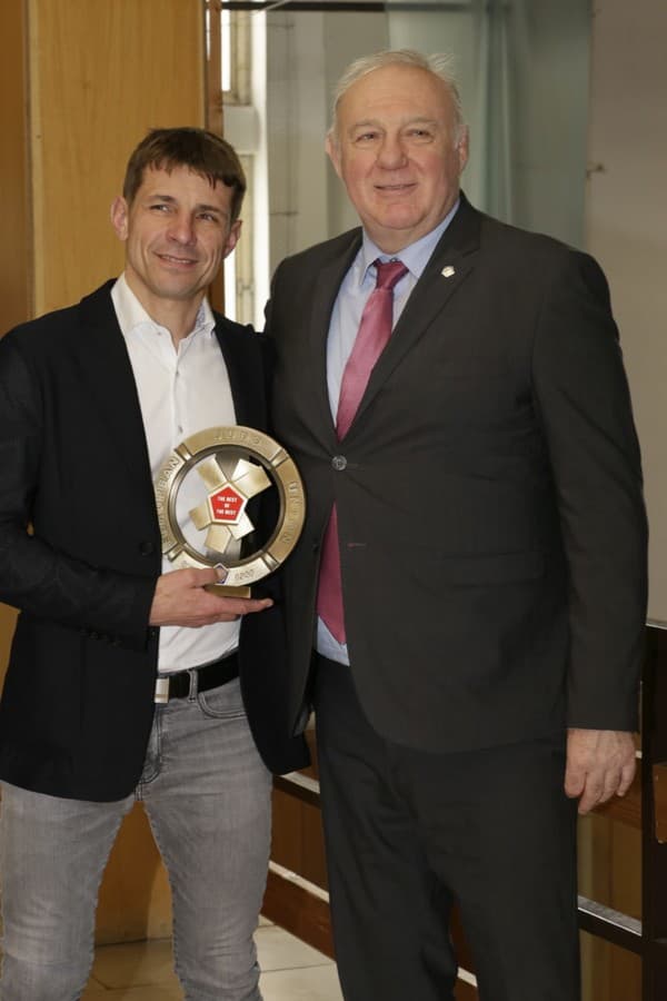 Šéf európskeho džuda L. Tóth odovzdáva cenu J. Tománkovi, ml. za výrazné úspechy jeho zverencov v minulom roku.