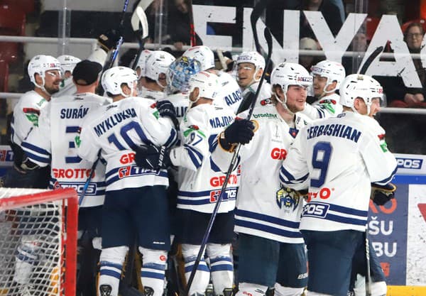 Na snímke hokejisti Spišskej Novej Vsi oslavujú víťazstvo v rozhodujúcom siedmom zápase.