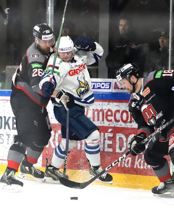 Na snímke zľava Markus Kojo (Banská Bystrica), Martin Réway (Spišská Nová Ves) a Andrej Bíreš (Banská Bystrica) bojujú o puk.