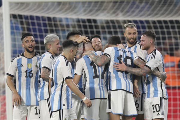 Futbalisti Argentíny sa tešia po strelení gólu.  