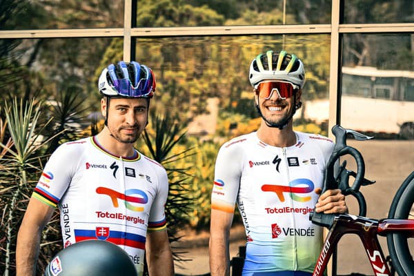 Peter Sagan (vľavo) presedlá po sezóne z cestnej cyklistiky na horskú.