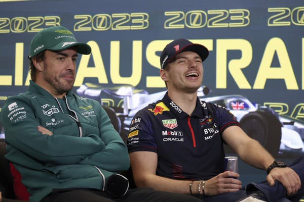 Dve veľké postavy F1,  Fernando Alonso (vľavo) a Max Verstappen (vpravo).