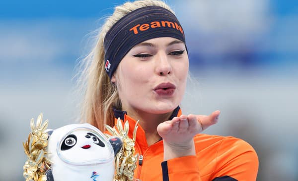 Holandská rýchlokorčuliarka Jutta Leerdamová je ozdobou oválou.