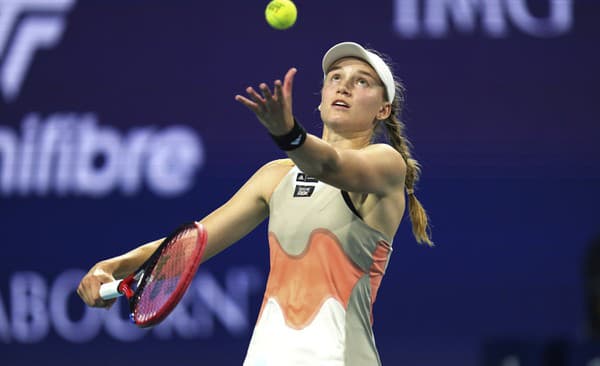 Kazašská tenistka Jelena Rybakinová podáva proti domácej americkej tenistke Jessice Pegulovej v semifinále ženskej dvojhry na turnaji WTA v Miami.