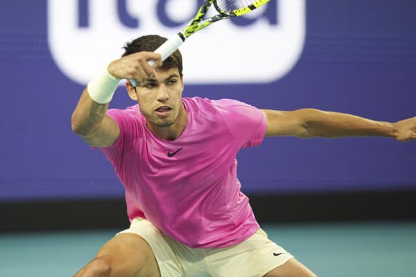 Španielsky tenista Carlos Alcaraz postúpil do semifinále dvojhry na turnaji ATP Masters 1000 v Miami. 