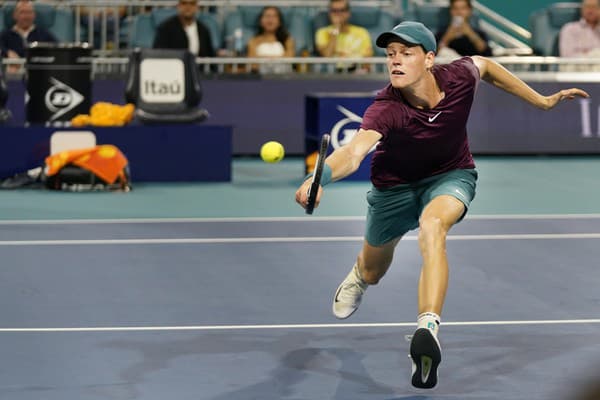 Semifinále ATP turnaja v Miami prinieslo epický súboj medzi Jannikom Sinnerom a Carlosom Alcarazom.