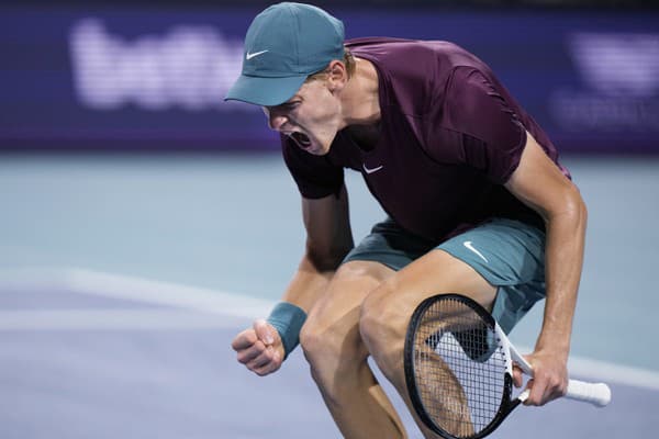 Semifinále ATP turnaja v Miami prinieslo epický súboj medzi Jannikom Sinnerom a Carlosom Alcarazom.