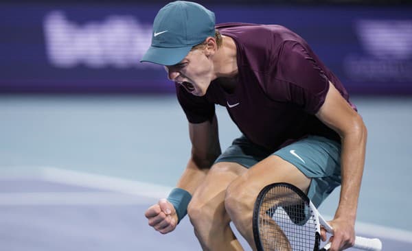 Semifinále ATP turnaja v Miami prinieslo epický súboj medzi Jannikom Sinnerom a Carlosom Alcarazom.