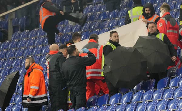 Záchranári počas zápasu nemeckej Bundesligy medzi Schalke a Leverkusenom neúspešne bojovali o život fanúšika.