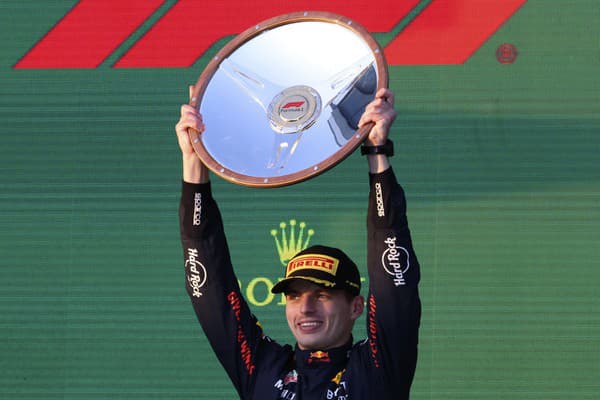 Holandský motoristický pretekár Max Verstappen vyhral nedeľnú Veľkú cenu Austrálie.