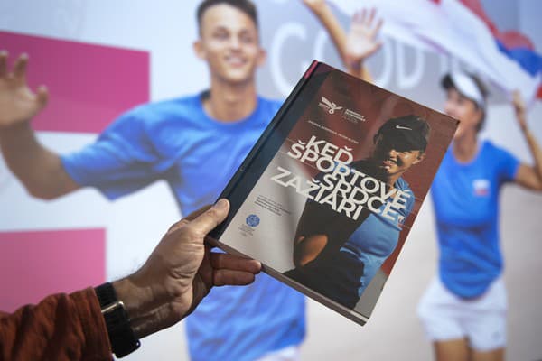 Na snímke nová kniha Keď športové srdce zažiari venovaná Európskemu olympijskému festivalu mládeže (EYOF) Banská Bystrica 2022.