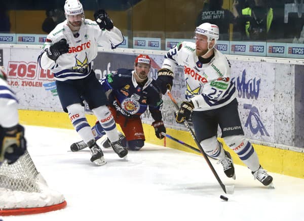 Na snímke zľava Filip Surák (Spišská Nová Ves), Václav Stupka (Zvolen) a Lukáš Vartovník (Spišská Nová Ves) v prvom zápase semifinále play off Tipos extraligy HKM Zvolen - HK GROTTO Spišská Nová Ves.