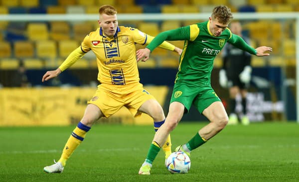 Na snímke sprava v súboji o loptu Ján Minárik (Žilina) a Zsolt Kalmár (Dunajská Streda) v zápase 3. kola skupiny o titul vo Fortuna lige vo futbale FC DAC 1904 Dunajská Streda - MŠK Žilina