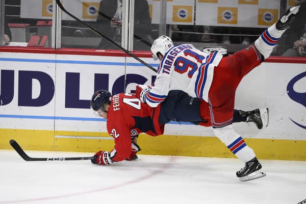 Martin Fehérváry (Washington) v súboji s Vladimirom Tarasenkom (Rangers).