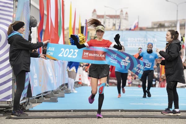 Na snímke víťazka v ženskej kategórii Ines Jozičová (Chorvátsko) v cieli podujatia ČSOB Bratislava Marathon.