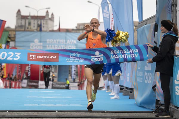 Na snímke víťaz v polmaratóne Matúš Hujsa v cieli podujatia ČSOB Bratislava Marathon.