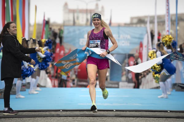 Na snímke víťazka v polmaratóne žien Zuzana Polohová v cieli podujatia ČSOB Bratislava Marathon. 