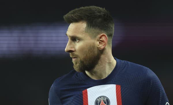 Časť fanúšikov PSG pred začiatkom duelu vypískala argentínskeho útočníka Lionela Messiho.