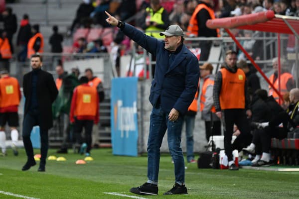 Tréner Slovana Vladimír Weiss st.  v zápase 3. kola nadstavbovej časti Fortuna ligy v skupine o titul vo futbale FC Spartak Trnava - ŠK Slovan Bratislava. 