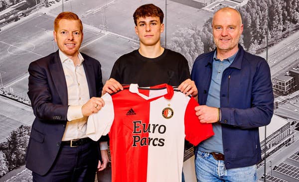 Leo Sauer (v strede) po podpise zmluvy s Feyenoordom Rotterdam.