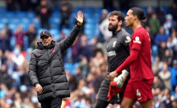 Futbalisti Liverpoolu sa počas uplynulého víkendu predstavili na pôde Manchestru City a prehrali 1:4.