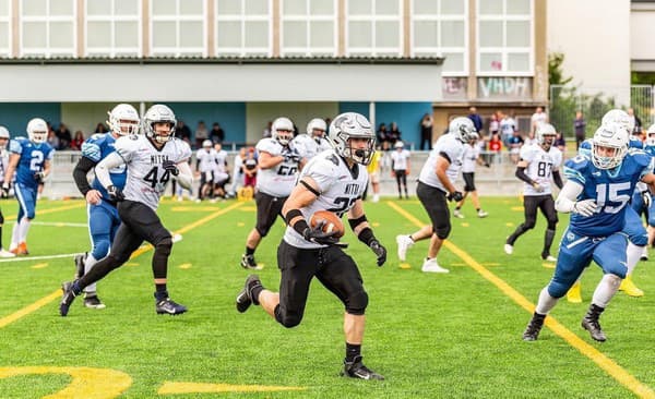 Klub amerického futbalu Nitra Knights odštartoval sezónu kvalitnej českej najvyššej ligy počas posledného víkendu na trávniku Ostrava Steelers, kde nestačil na domáci celok a podľahol mu 0:14.