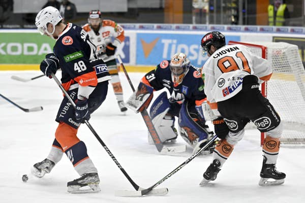 Na snímke zľava Ivan Glazkov (Michalovce) a Michal Chovan (Košice) v treťom zápase semifinále play-off hokejovej Tipos extraligy HK Dukla INGEMA Michalovce - HC Košice