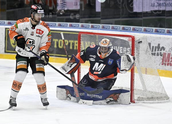 Na snímke zľava Hunter Fejes ( Košice), vpravo brankár Stanislav Škorvánek (Michalovce) v treťom zápase semifinále play-off hokejovej Tipos extraligy HK Dukla INGEMA Michalovce - HC Košice