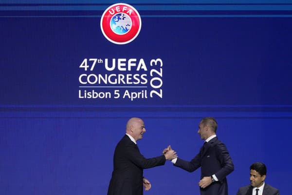 Vľavo šéf FIFA Gianni Infantino, vľavo prezident UEFA Aleksander Čeferin.