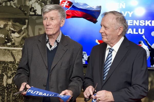 Na snímke slovenské futbalové legendy zľava Jozef Adamec a Jozef Vengloš, bývalí tréneri slovenskej reprezentácie.