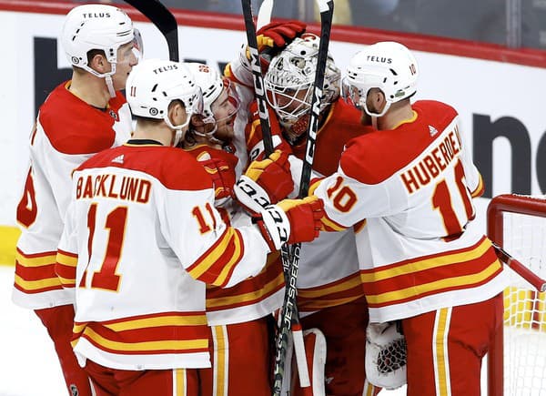 Hokejisti Calgary oslavujú dôležité víťazstvo, sú bližšie k play off.