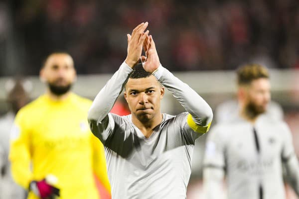 Francúzsky útočník Kylian Mbappé sa dištancoval od videa, v ktorom vyzýva fanúšikov Paríž St. Germain k nákupu permanentiek na novú sezónu.