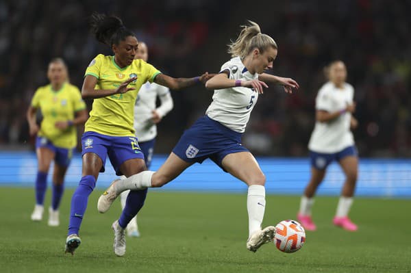 Anglická futbalistka  Leah Williamsonová v súboji o loptu s Brazílčankou Kerolinou počas futbalového zápasu žien Finalissima medzi Anglickom a Brazíliou