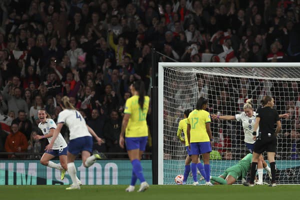 Anglická futbalistka Ella Tooneová (vľavo) sa teší z gólu počas futbalového zápasu žien Finalissima medzi Anglickom a Brazíliou