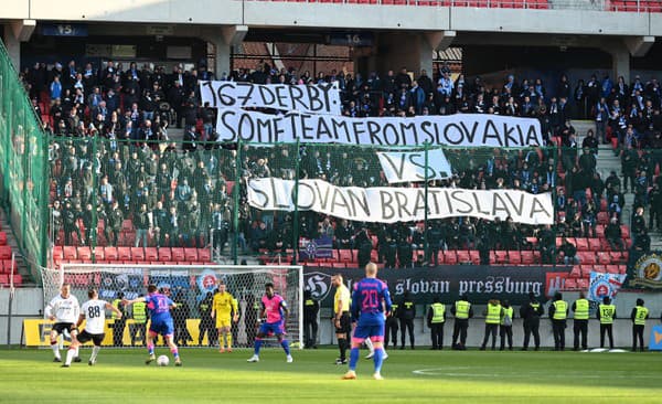 Na snímke fanúšikovia Slovana v zápase 3. kola 