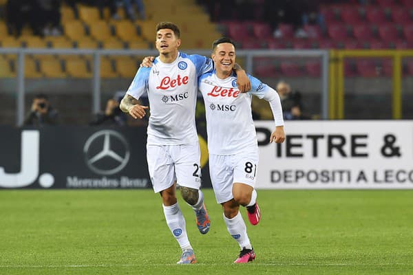 Hráč Neapola Giovanni Di Lorenzo (vľavo) sa teší so spoluhráčom Giacomom Raspadorim po strelení prvého gólu svojho tímu počas futbalového zápasu talianskej Serie A medzi Lecce a Neapolom na štadióne Via del Mare v Lecce